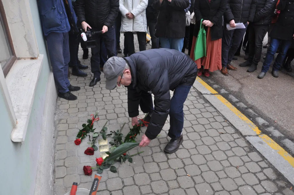 Tři kameny zmizelých připomínají rodinu Stadlerových, kterou před 82 lety odvezl transport do Terezína