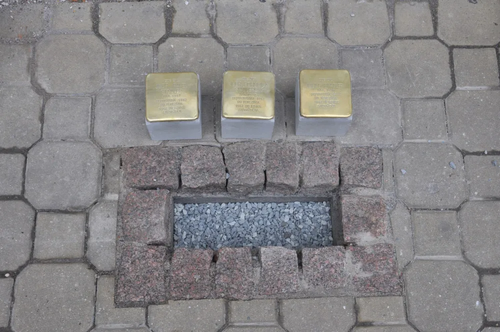 Tři kameny zmizelých připomínají rodinu Stadlerových, kterou před 82 lety odvezl transport do Terezína