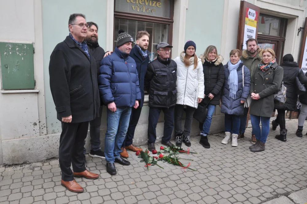 Tři kameny zmizelých připomínají rodinu Stadlerových, kterou před 82 lety odvezl transport do Terezína