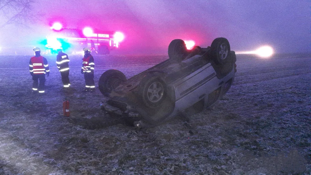 Jeep skončil ráno po karambolu na kluzké silnici na střeše