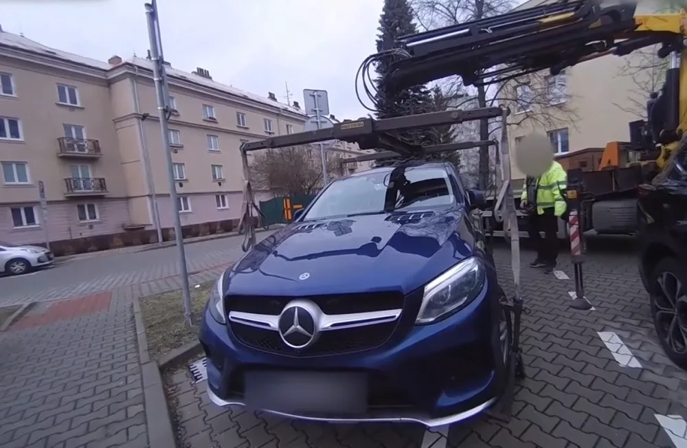 Řidiči luxusních vozů parkují na místech pro invalidy, strážníci je nekompromisně odtahují