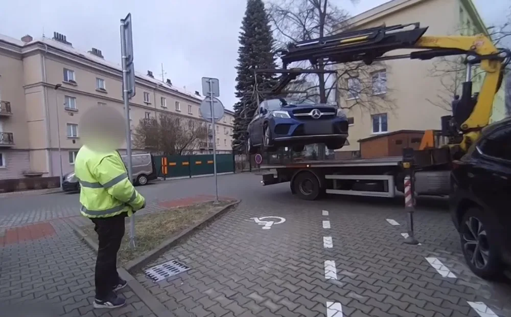 Řidiči luxusních vozů parkují na místech pro invalidy, strážníci je nekompromisně odtahují