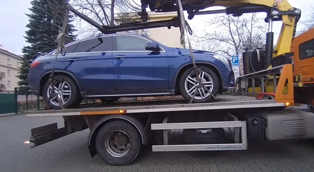 Řidiči luxusních vozů parkují na místech pro invalidy, strážníci je nekompromisně odtahují