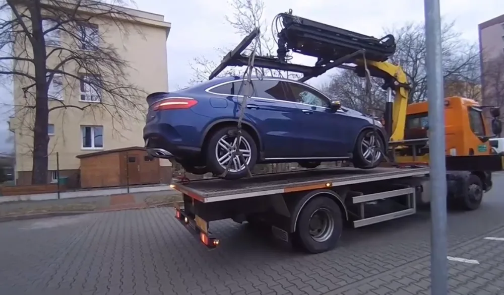 Řidiči luxusních vozů parkují na místech pro invalidy, strážníci je nekompromisně odtahují