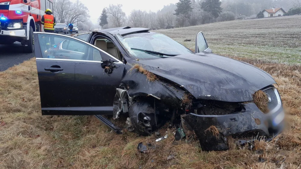 Mladík s jaguarem vylétl ze silnice, další řidič dostal smyk až utrhl kolo, auto pak zamkl a odešel