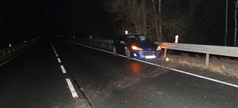 Řidič vozu Peugeot 407 od nehody odešel, pátrá po něm policie