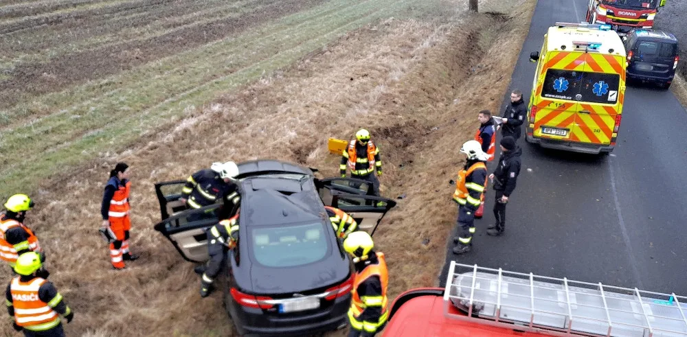 Mladík vylétl s jaguarem ze silnice