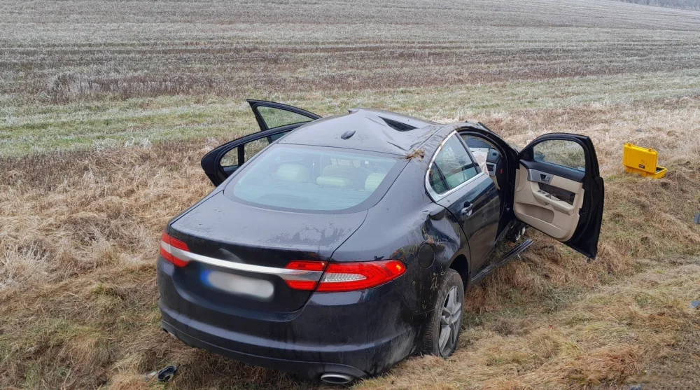 Mladík vylétl s jaguarem ze silnice