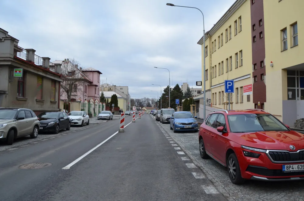 Řidičům se po opravě obousměrně otevře páteřní ulice v centru Rokycan, město ale plánuje další uzavírky