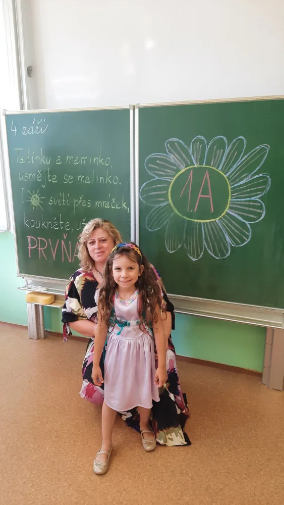 Bývalá policistka Petra umírá na rakovinu. Před smrtí chce zabezpečit osvojenou dceru
