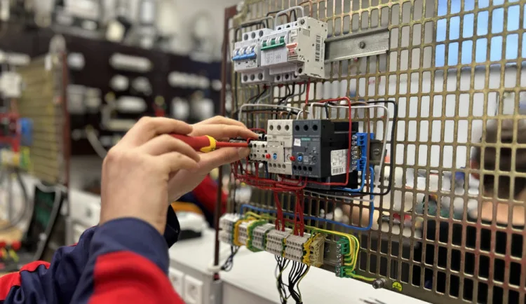 Na trhu mohou chybět elektrikáři, kteří se starají o distribuční síť. EG.D otevírá nové třídy