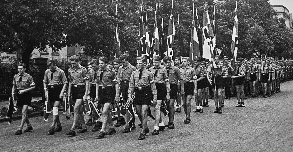 Mladíci z Hitlerjugend dostali v Plzni 1. dubna do užívání Domov Hitlerovy mládeže na Klatovské 90. Generálporučík Hermann jim při otevření věnoval obraz s pohledem na Plzeň.