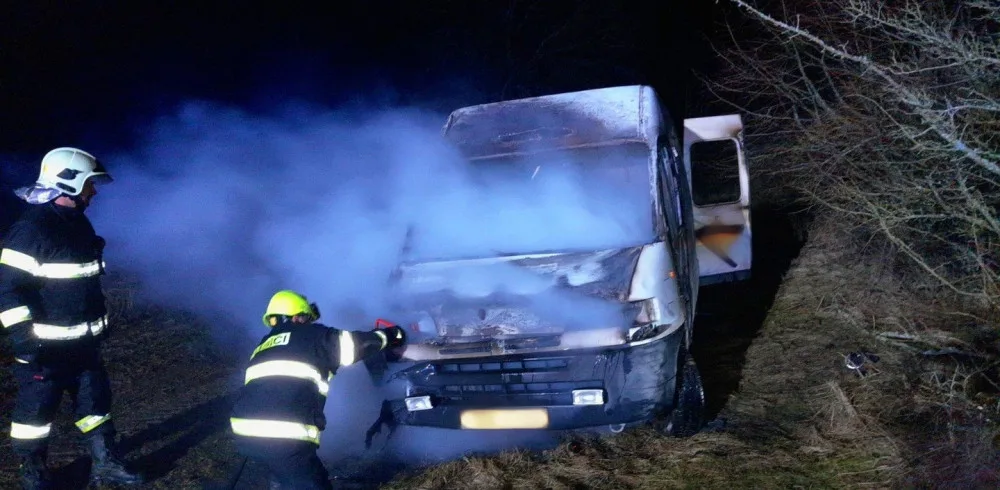 Odvážný policista se vrhl do plamenů a zachránil muže, který se chtěl upálit v autě