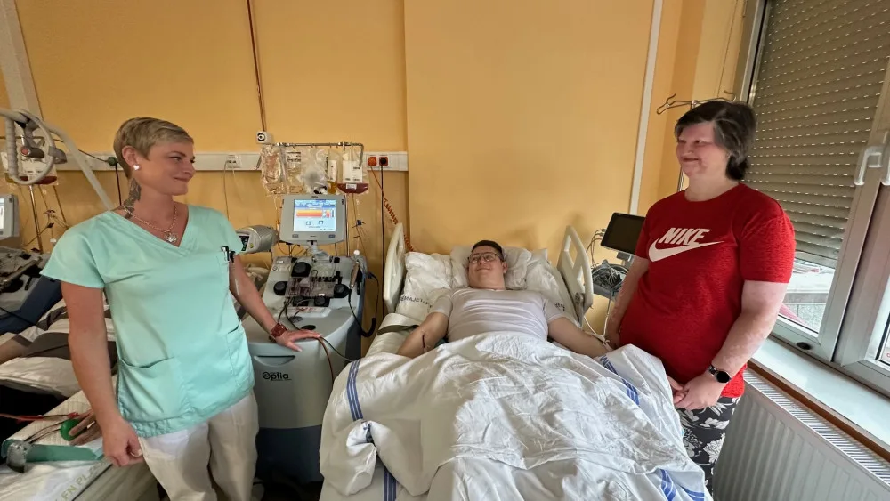 Paní Vendula (vpravo) onemocněla leukemií a život jí zachránila transplantace kostní dřeně. Její manžel se teď stal v Plzni tisícím dárcem krvetvorných buněk