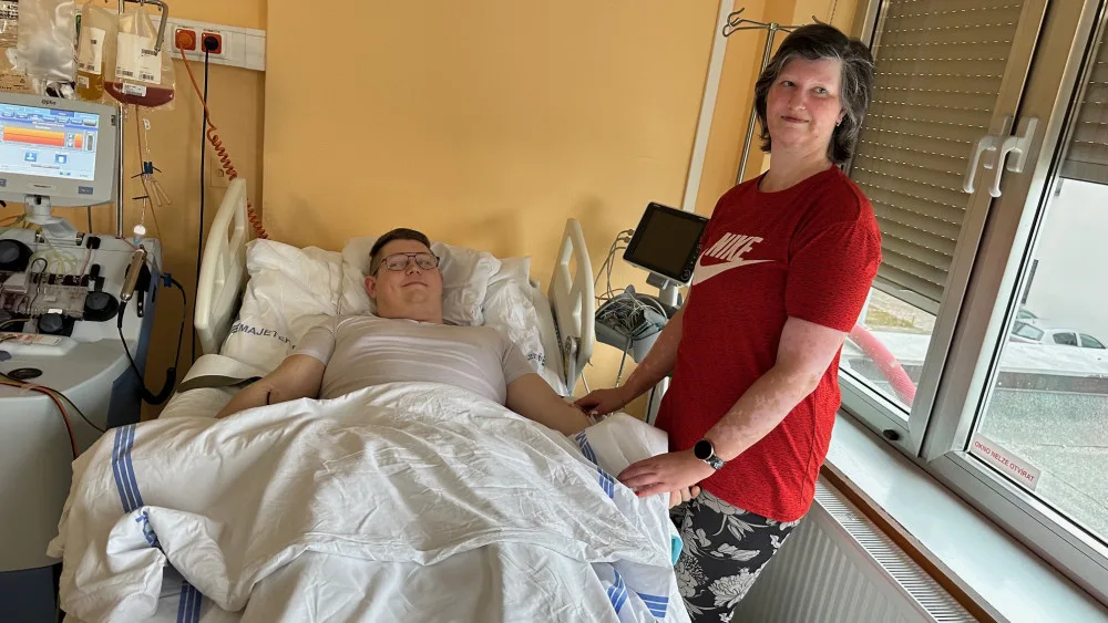 Paní Vendula onemocněla leukemií a život jí zachránila transplantace kostní dřeně. Její manžel se teď stal v Plzni tisícím dárcem krvetvorných buněk