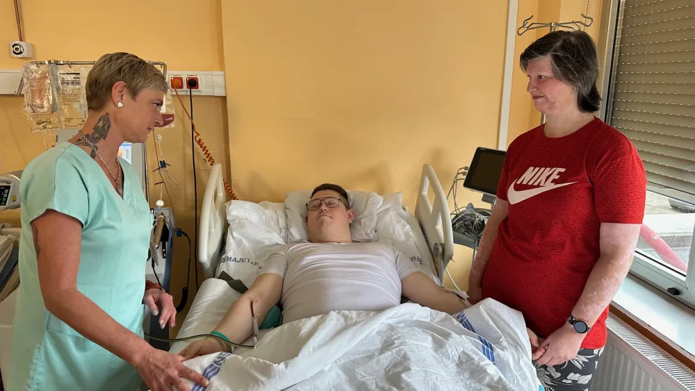 O dárce pečuje při odběru sestra Michala Vokáčová
