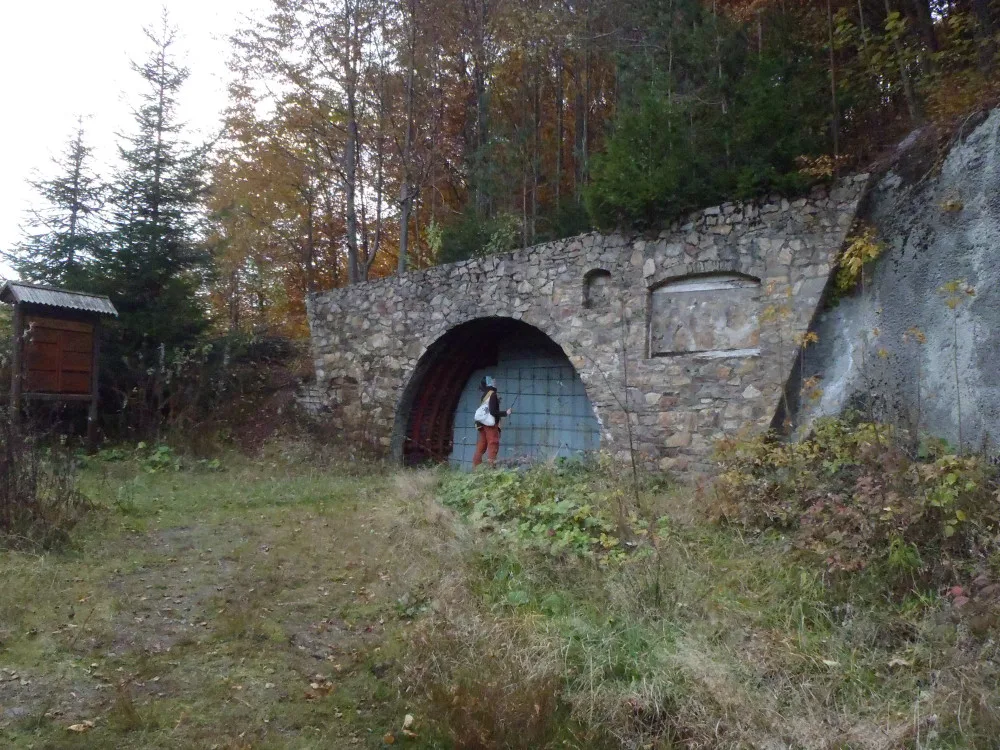 Ve Štole Naděje u Kašperských Hor se 80. letech minulého století prováděl průzkum zlatých ložisek. Těžbu nakonec zhatila ochrana životního prostředí