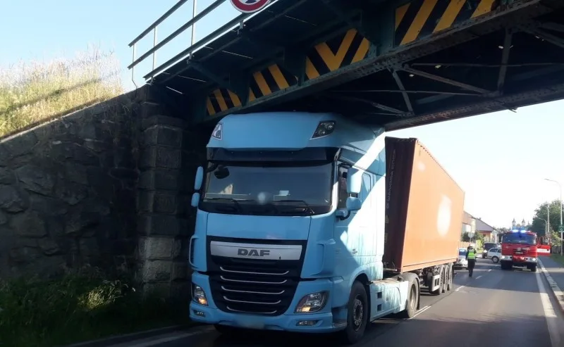 Toto je pouze ilustrační fotografie z jiné nehody jiného kamionu pod nechvalně proslulým viaduktem