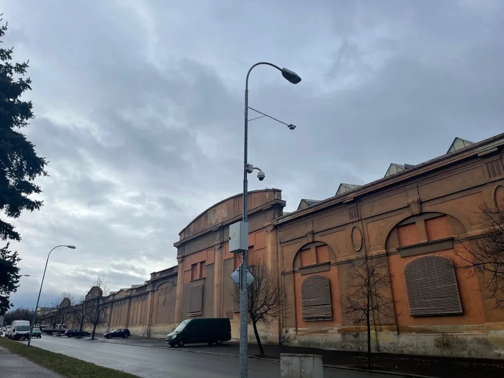 Nově se kamerový systém rozšířil i do křižovatky ulic Korandova x Nerudova