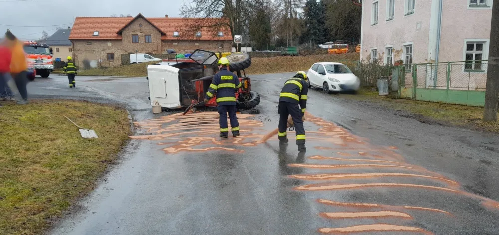 Osmnáctiletá traktoristka nezvládla jízdu na mokré silnici a položila stroj na bok
