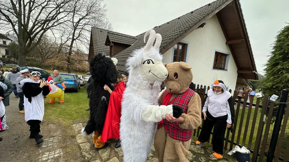 Na pestrém masopustu v příhraniční obci frčely sladkosti, koblihy, šišky, vošouchy, báč i pití všech barev