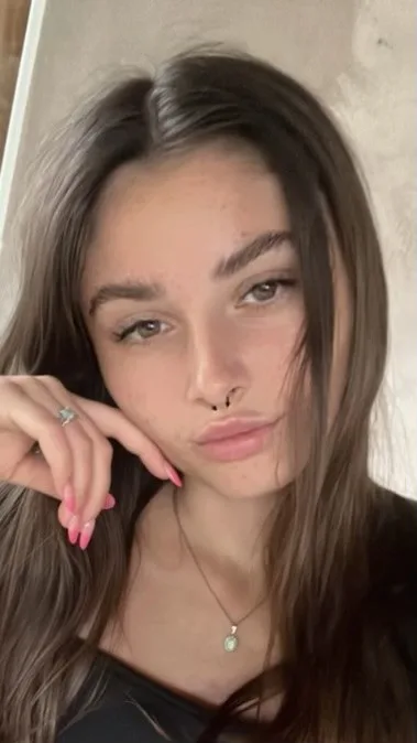 Laura po bouračce částečně oslepla, ochrnula a musela podstoupit řadu náročných operací, její přítel nehodu nepřežil
