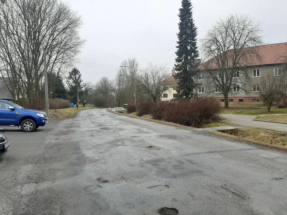 Silnice k nemocnici je plná děr a nerovností, město ji nechá opravit. Už před 10 lety bylo pozdě, komentují lidé