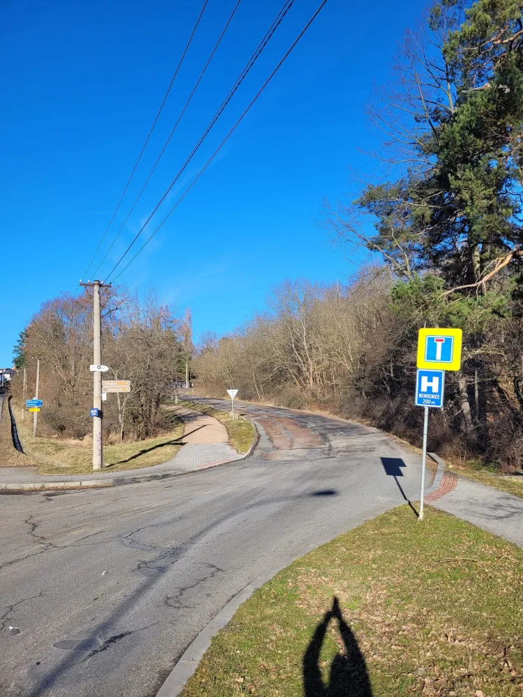 Silnice k nemocnici je plná děr a nerovností, město ji nechá opravit. Už před 10 lety bylo pozdě, komentují lidé