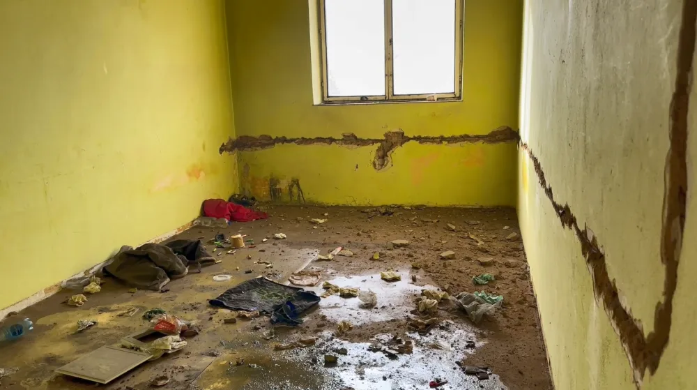 Město zahájilo likvidaci nechvalně proslulého squatu. Poslední bezdomovci ho opouštěli, když už přijely bagry
