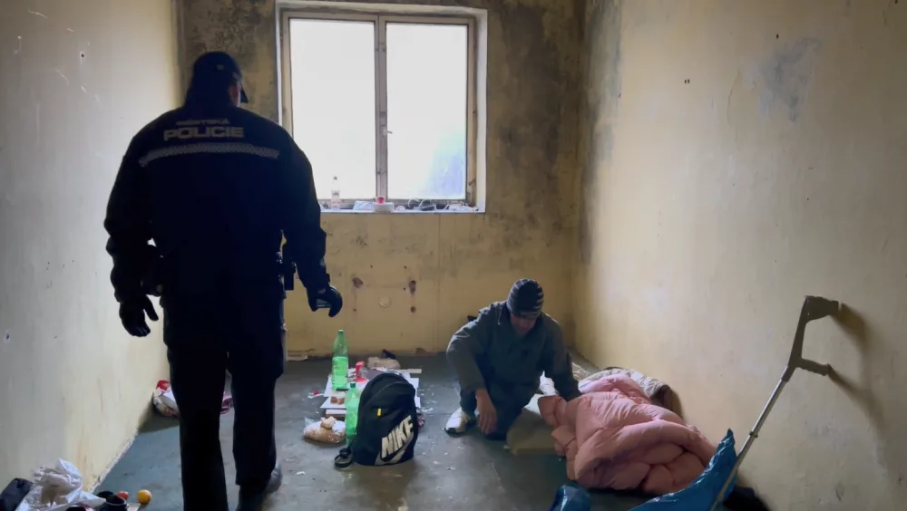 Město zahájilo likvidaci nechvalně proslulého squatu. Poslední bezdomovci ho opouštěli, když už přijely bagry