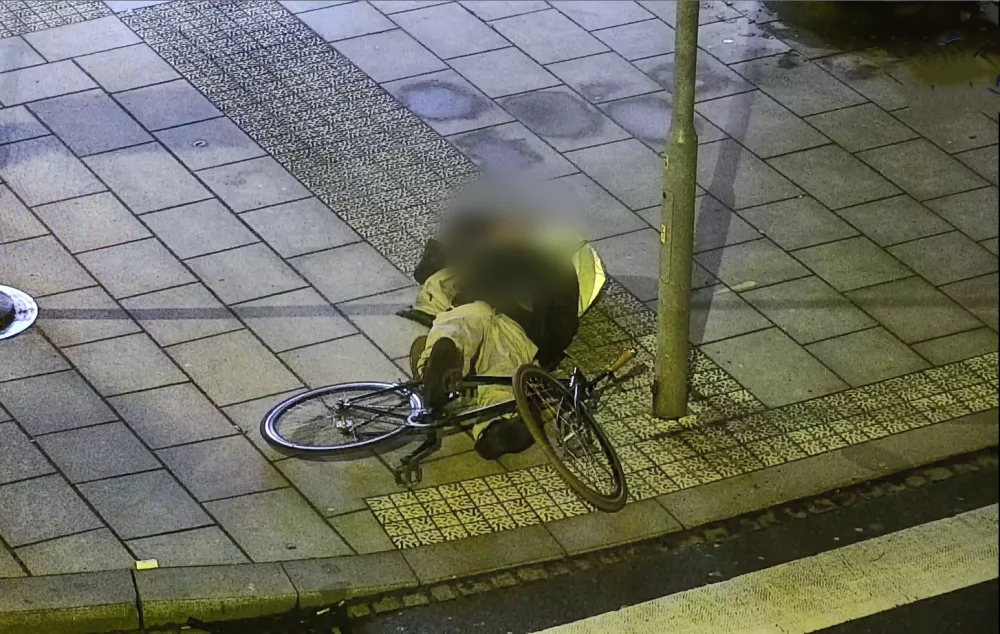 Nerovný boj se semaforem opilý cyklista prohrál. Po nárazu do sloupu utrpěl zranění hlavy a putoval do nemocnice