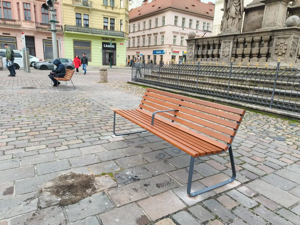 Lavička není postel. Město pořídilo desítky nových lavic se středovou opěrkou, aby se na nich nedalo ležet