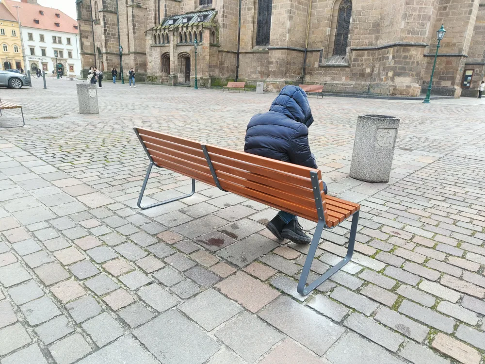 Lavička není postel. Město pořídilo desítky nových lavic se středovou opěrkou, aby se na nich nedalo ležet