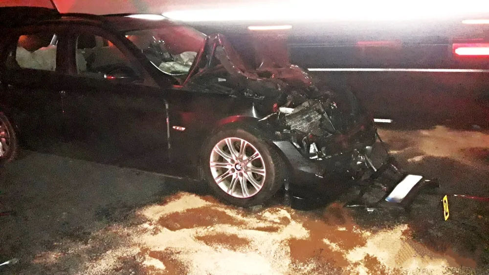 Řidič vozu BMW nezvládl na dálnici D5 předjíždění kamionu, narazil zezadu do návěsu a sešrotoval si předek