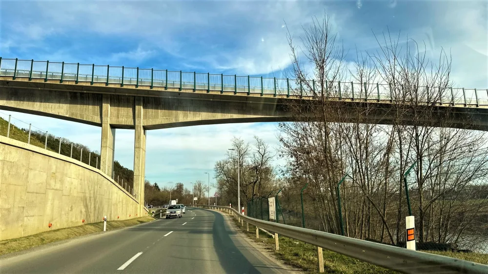 Po Západním okruhu se jezdí už rok a výrazně ulevil dopravě v centru