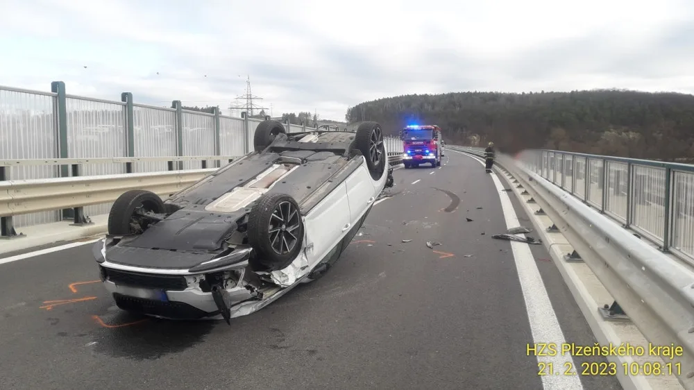 První nehoda se stala na estakádě jen 33 hodin po jejím otevření