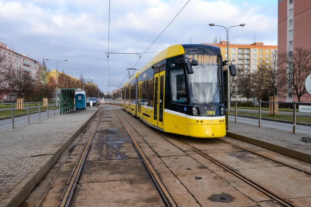 Loni se oprava tramvajové trati na Koterovské týkala zhruba stometrového úseku od OC Galerie Slovany včetně okružní křižovatky na náměstí Generála Píky