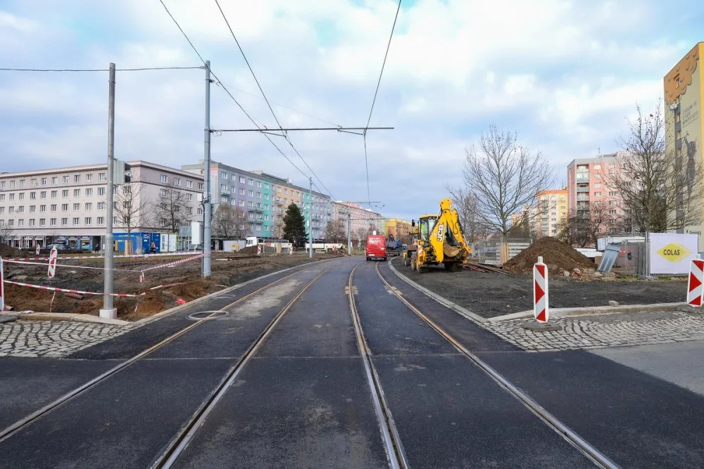 Loni se oprava tramvajové trati na Koterovské týkala zhruba stometrového úseku od OC Galerie Slovany včetně okružní křižovatky na náměstí Generála Píky