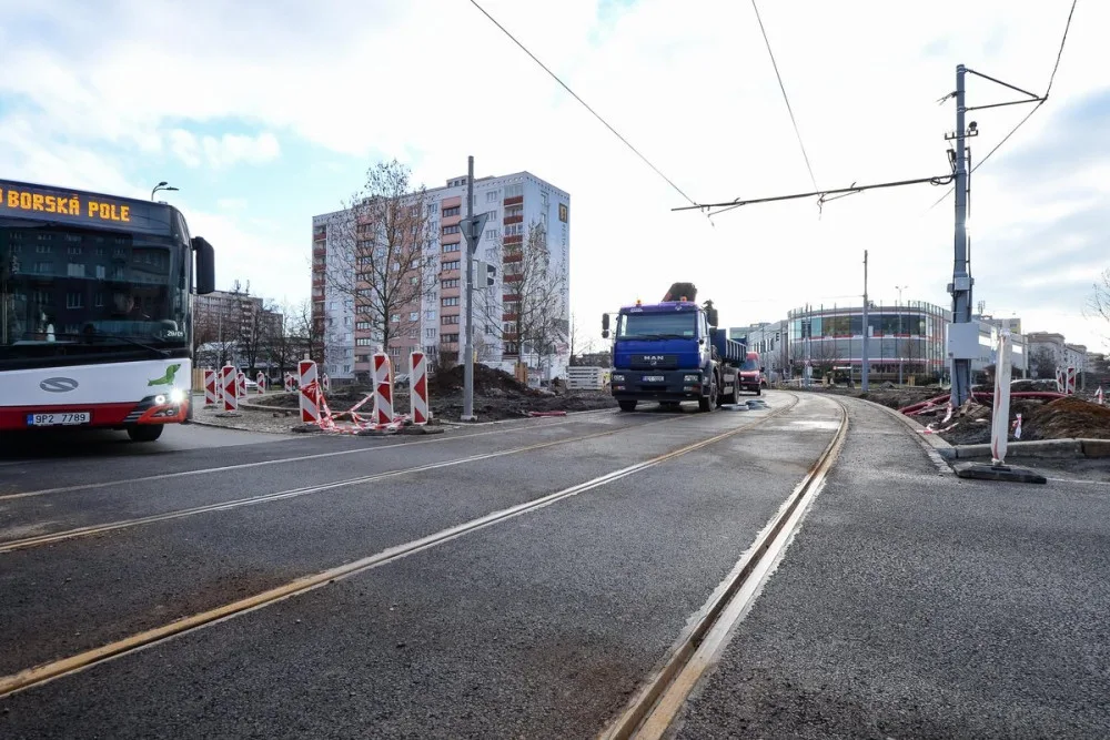 Loni se oprava tramvajové trati na Koterovské týkala zhruba stometrového úseku od OC Galerie Slovany včetně okružní křižovatky na náměstí Generála Píky