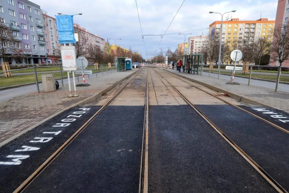 Loni se oprava tramvajové trati na Koterovské týkala zhruba stometrového úseku od OC Galerie Slovany včetně okružní křižovatky na náměstí Generála Píky