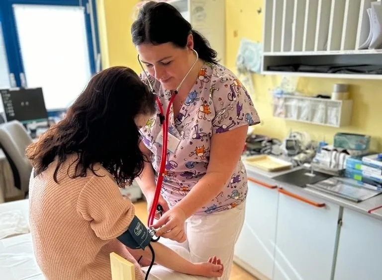 Budoucí zdravotní sestry z Německa vykonávají praxi na pediatrickém oddělení v Domažlické nemocnici