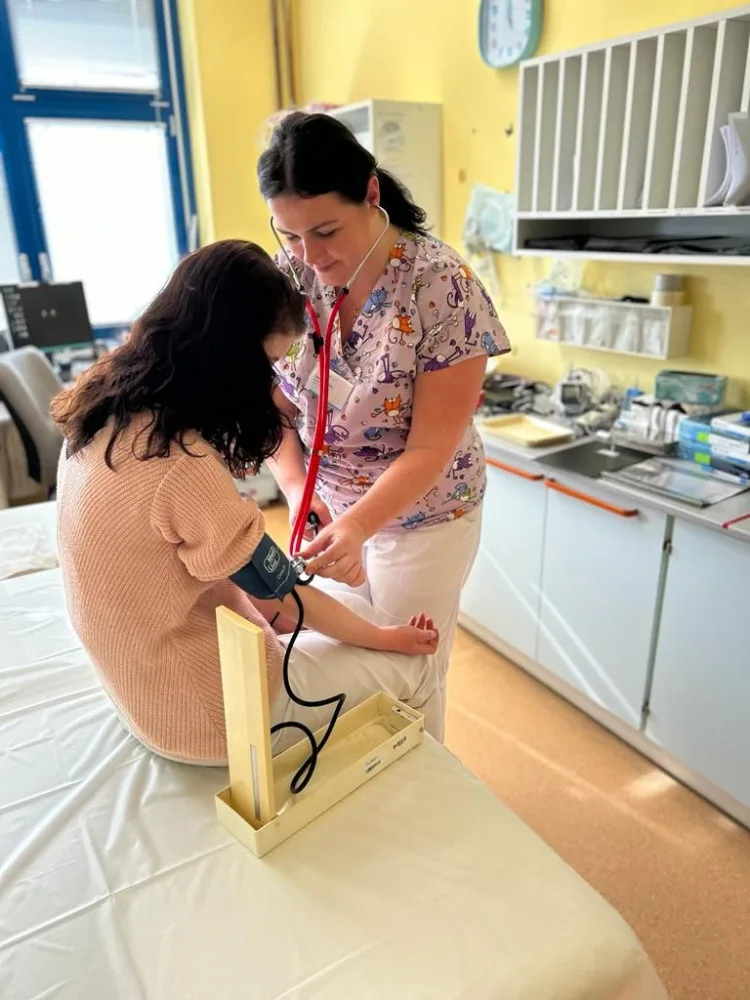 Budoucí zdravotní sestry z Německa vykonávají praxi na pediatrickém oddělení v Domažlické nemocnici