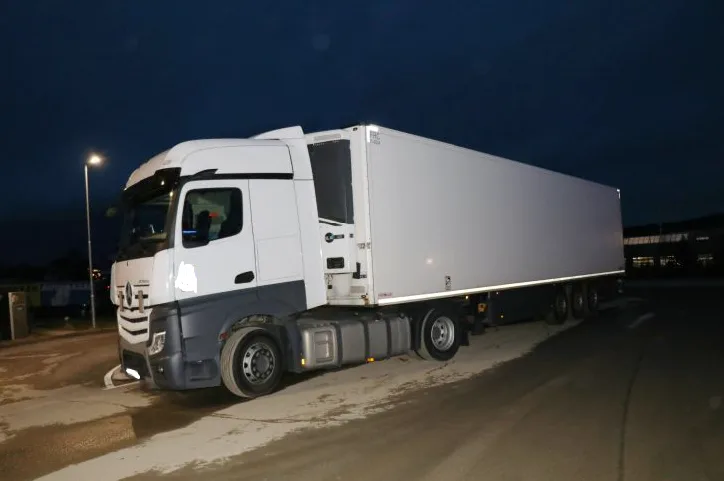 Po dálnici kličkoval ze strany na stranu neosvětlený kamion. Uvnitř seděl za volantem opilý řidič