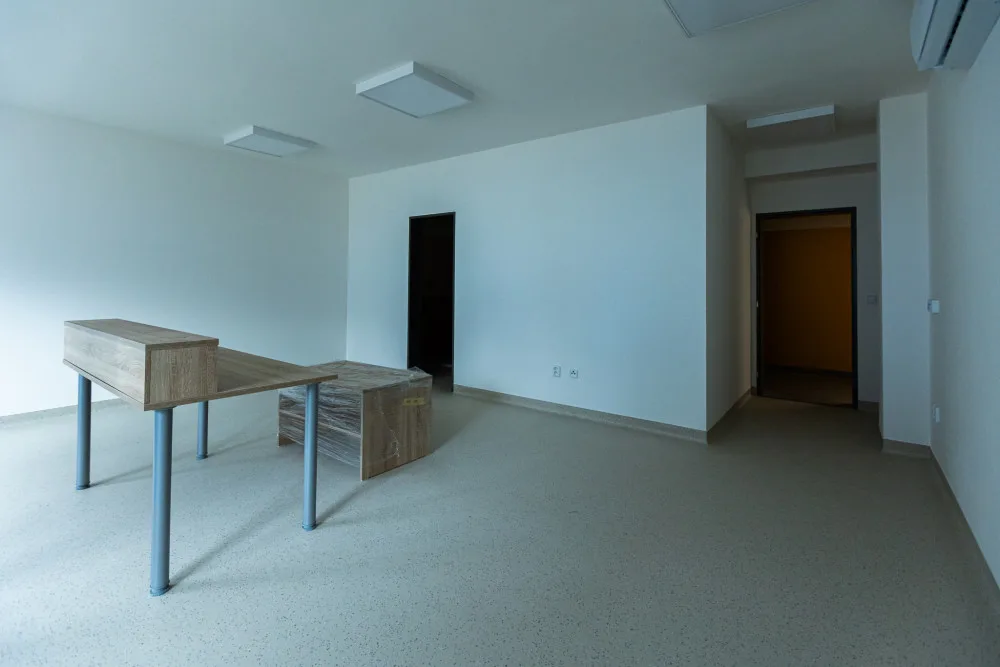 V areálu Klatovské nemocnice už stojí nový pavilon dialýzy. Ještě chybí dodělat plochu před vstupem