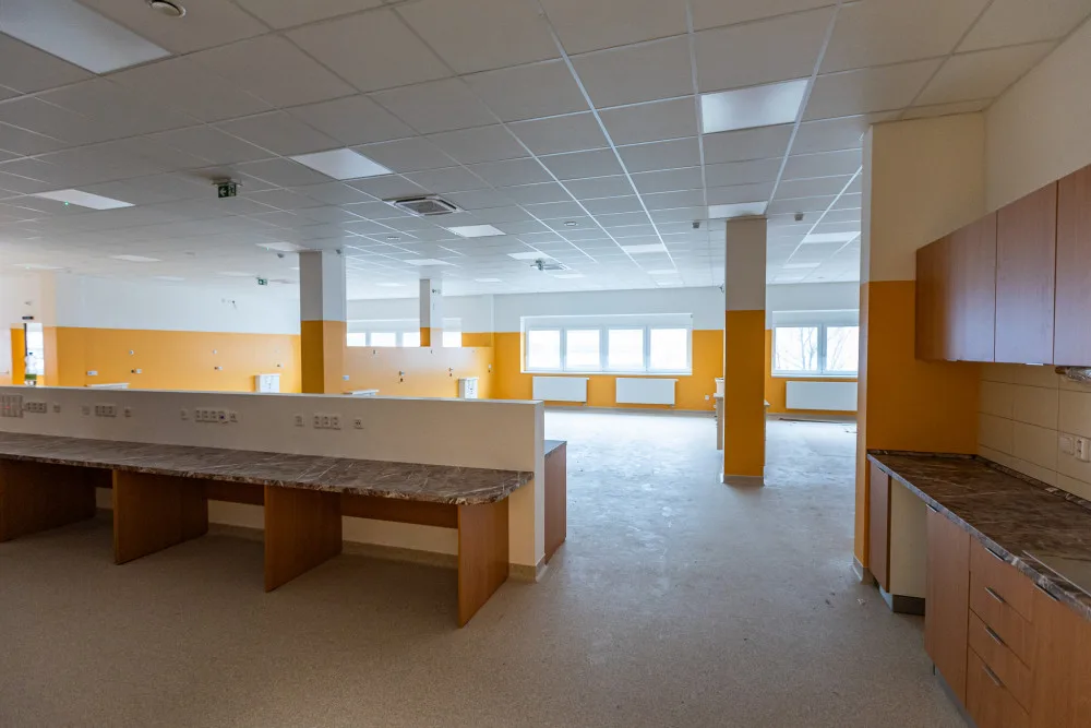 V areálu Klatovské nemocnice už stojí nový pavilon dialýzy. Ještě chybí dodělat plochu před vstupem