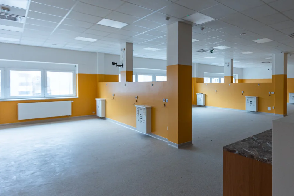 V areálu Klatovské nemocnice už stojí nový pavilon dialýzy. Ještě chybí dodělat plochu před vstupem