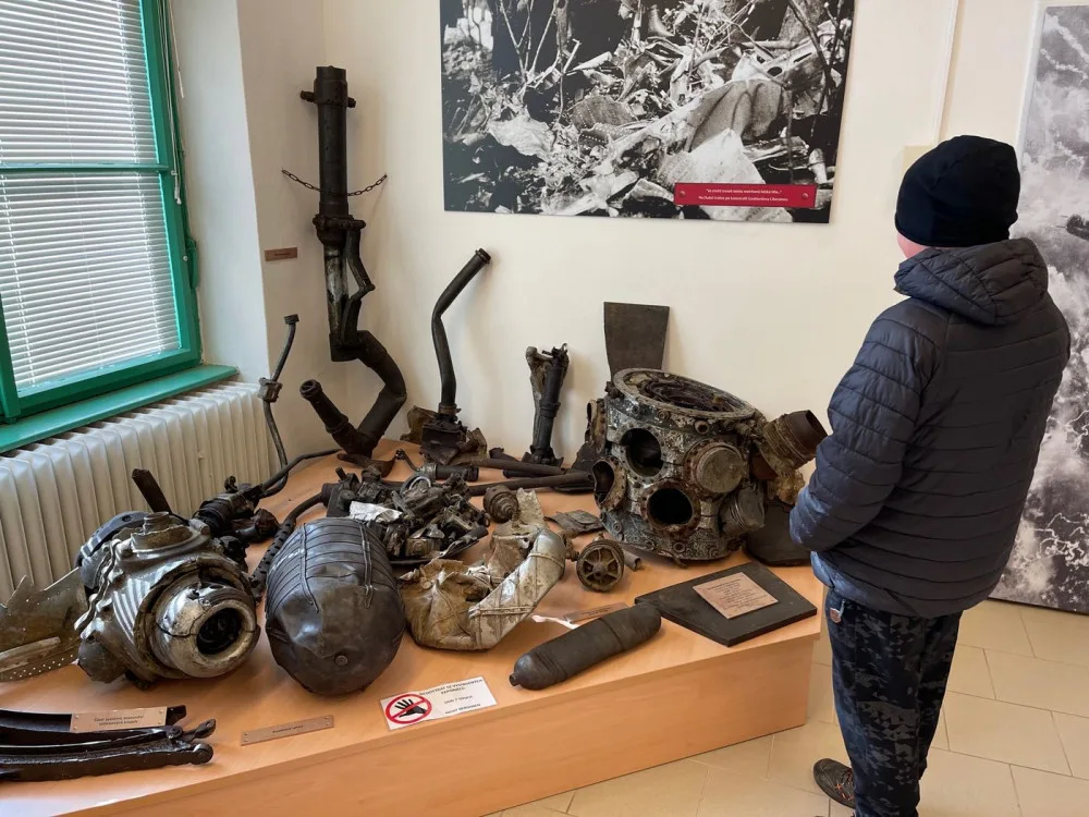 Deset amerických letců zahynulo před 80 lety v sestřeleném bombardéru poblíž Nepomuku. Trosky vystavuje muzeum