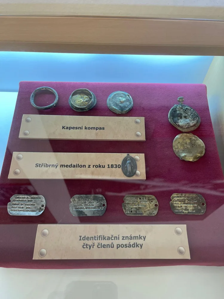 Deset amerických letců zahynulo před 80 lety v sestřeleném bombardéru poblíž Nepomuku. Trosky vystavuje muzeum