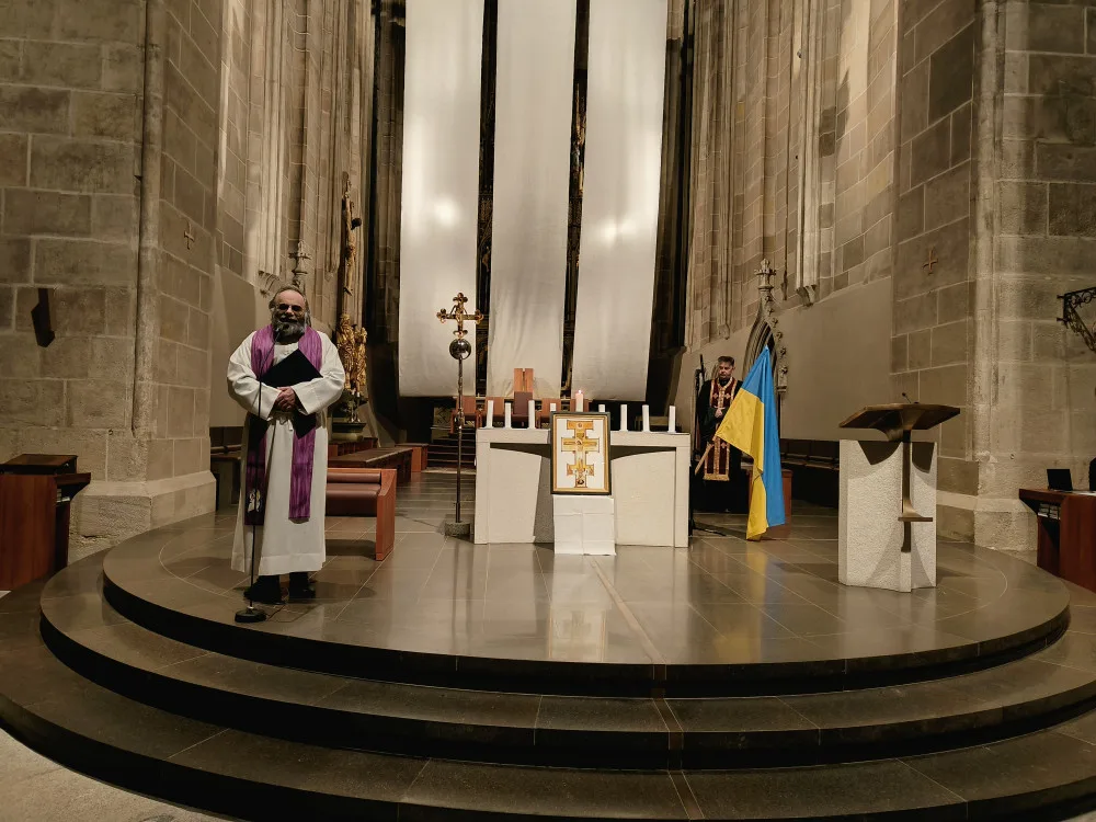 Zaplněná katedrála sv. Bartoloměje v Plzni se modlila za Ukrajinu, dorazili lidé všech generací