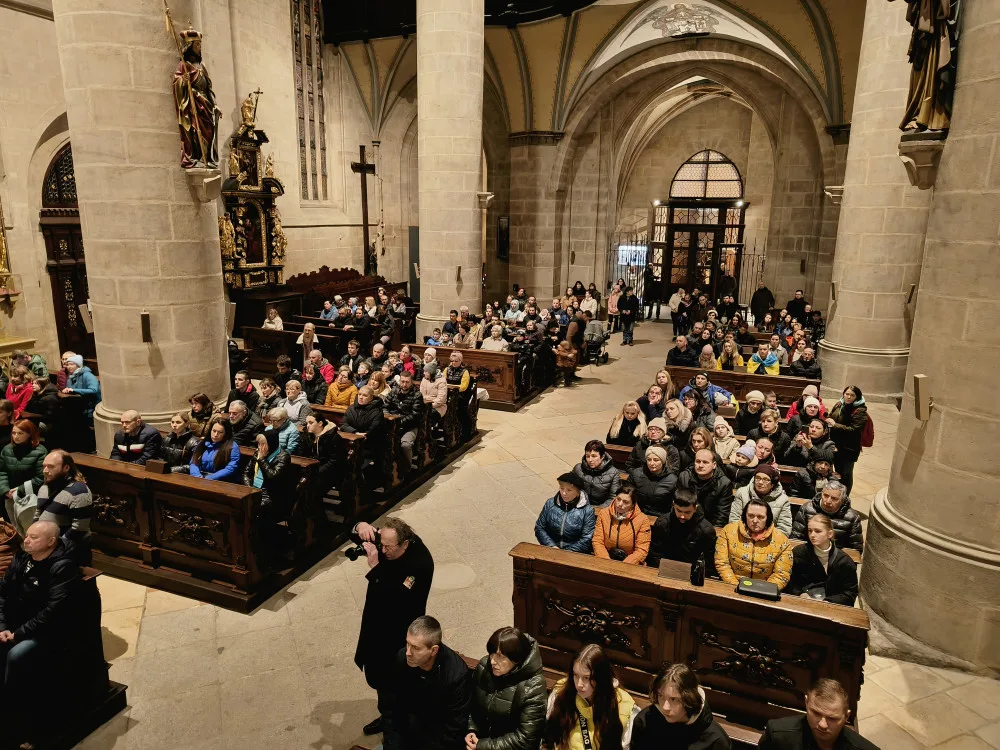 Zaplněná katedrála sv. Bartoloměje v Plzni se modlila za Ukrajinu, dorazili lidé všech generací